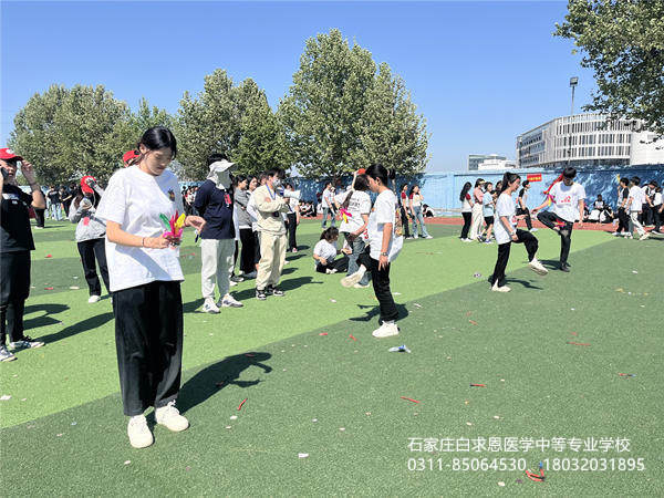 运动会踢毽子比赛.jpg 运动会踢毽子比赛.jpg