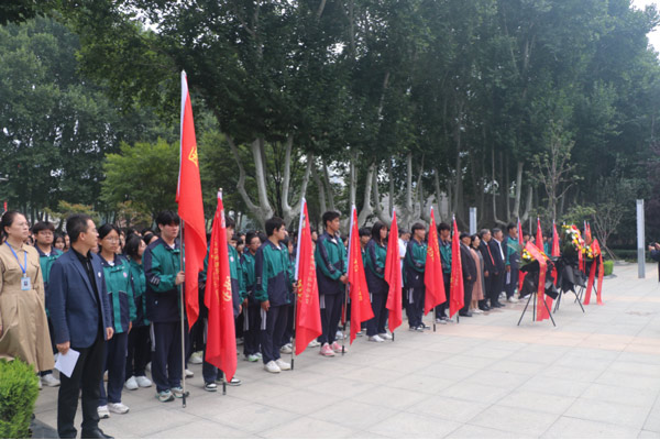 石家庄白求恩医学院在烈士陵园开展纪念活动.jpg