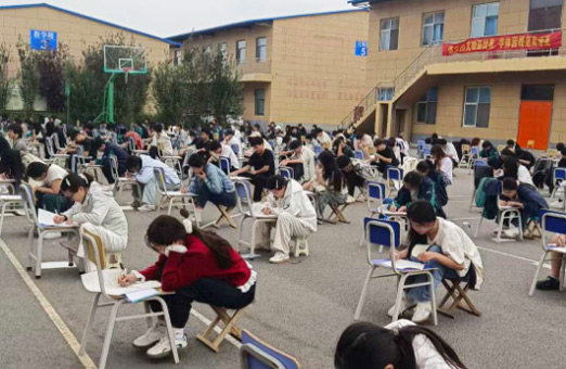 石家庄白求恩医学院三年级学生参加月考.jpg 石家庄白求恩医学院三年级学生参加月考.jpg