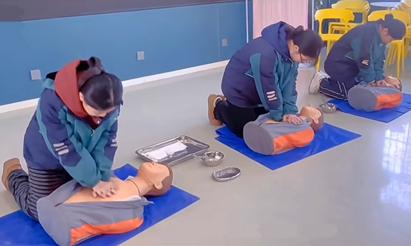 白求恩学生心肺复苏实训二.jpg 白求恩学生心肺复苏实训二.jpg
