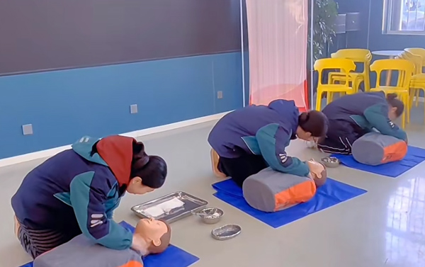 白求恩学生心肺复苏实训一.jpg 白求恩学生心肺复苏实训一.jpg