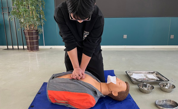 白求恩学生心肺复苏实训三.jpg 白求恩学生心肺复苏实训三.jpg