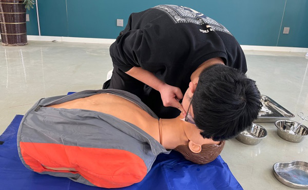 白求恩学生心肺复苏实训四.jpg 白求恩学生心肺复苏实训四.jpg